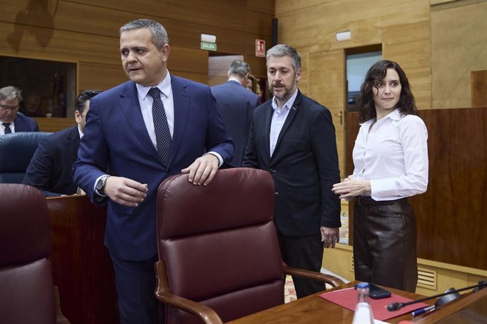 (I-D) El consejero de Vivienda, Transportes e Infraestructuras, Jorge Rodrigo Domínguez, el consejero de Presidencia, Justicia y Administración Local, Miguel Ángel García, y la presidenta de la Comunidad de Madrid, Isabel Díaz Ayuso.