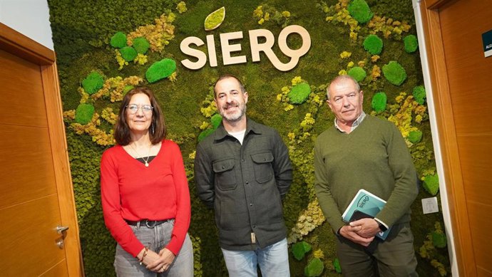 El alcalde de Siero, Ángel García “Cepi”; el concejal de Hacienda, Contratación, Digitalización, Organización y Régimen Interior, Raimundo Díaz, y la concejala de Comercio y Hostelería, Movilidad y Transporte Público, Patricia Antuña.
