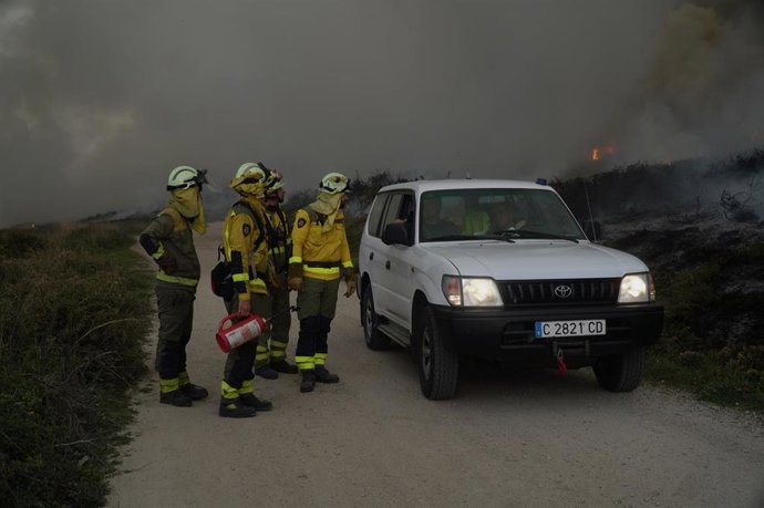 Bomberos trabajan en las tareas de extinción del incendio forestal en las parroquias de Noicela y Caión, a 6 de abril de 2026, en A Coruña, Galicia (España). Mientras, los incendios en el ayuntamiento de Carballo (A Coruña), parroquia de Noicela, y en A L