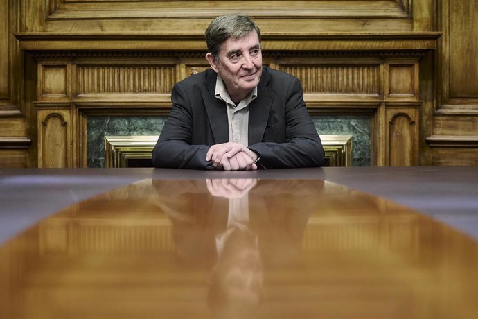 El escritor y director del Instituto Cervantes, Luis García Montero, posa para Europa Press con motivo de la presentación de su nueva novela ‘La mejor edad’, en el Instituto Cervantes, a 13 de abril de 2026, en Madrid (España). El poeta granadino y direct