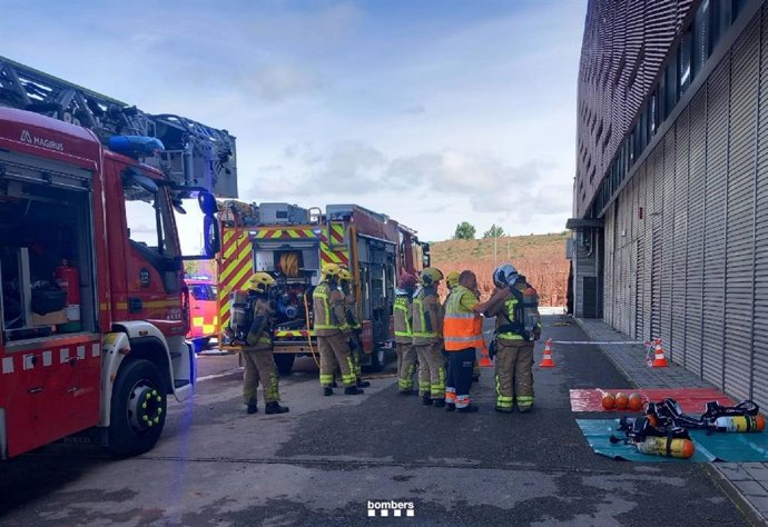 Afectivos de los Bombers de la Generalitat trabajan en el lugar en el que se ha registrado una explosión en un laboratorio químico en Manresa (Barcelona) este lunes, 13 de abril de 2026