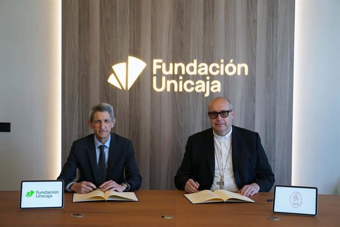 El presidente de la Fundación Unicaja, José M. Domínguez, y el obispo de Málaga, José Antonio Satué