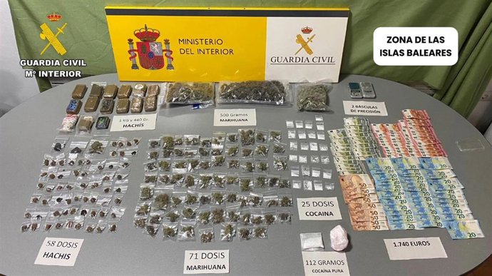 Drogas y dinero intervenidas al detenido.