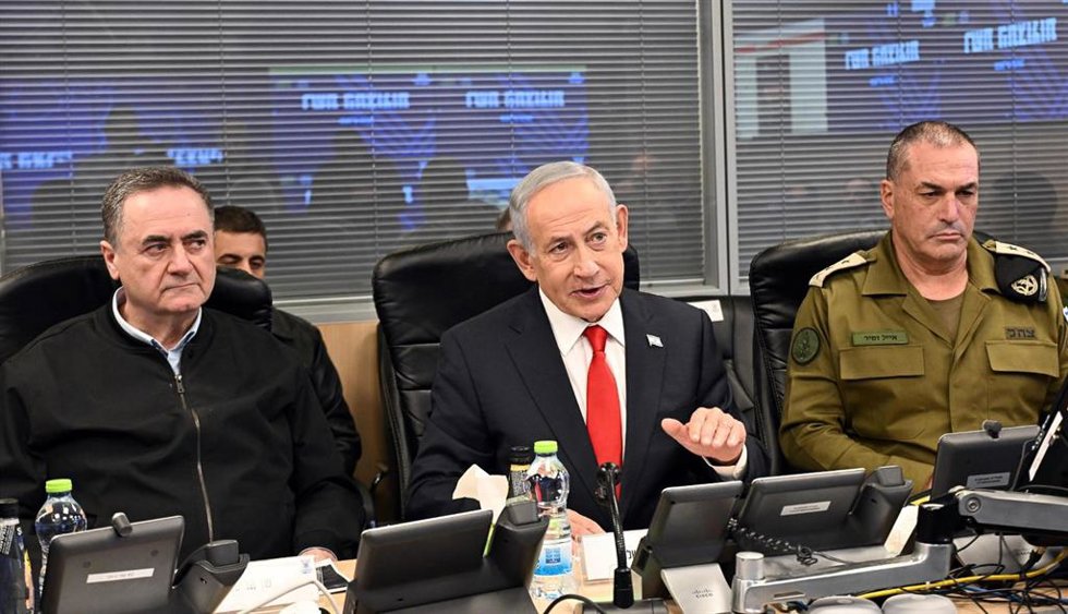 El primer ministro de Israel, Benjamin Netanyahu (centro)