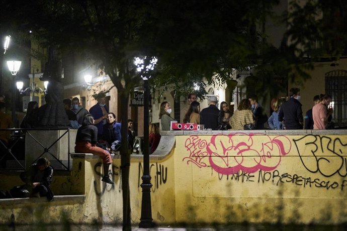 Archivo - Varios jóvenes se concentran en el Parque de las Vistillas, uno de los lugares típicos de reunión en las fiestas de San Isidro, a 15 de mayo de 2021, en Madrid (España).