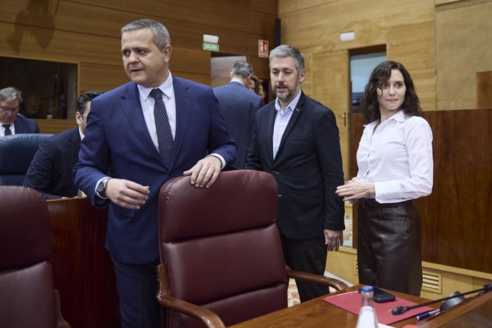 (I-D) El consejero de Vivienda, Transportes e Infraestructuras, Jorge Rodrigo Domínguez, el consejero de Presidencia, Justicia y Administración Local, Miguel Ángel García, y la presidenta de la Comunidad de Madrid, Isabel Díaz Ayuso, durante un Pleno de l