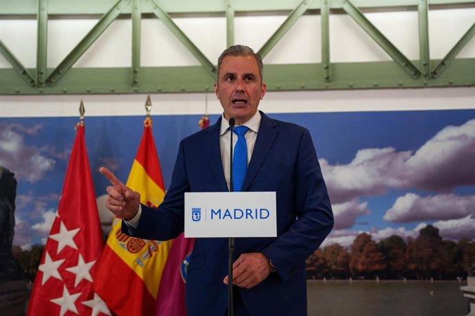 Archivo - El portavoz de VOX en el Ayuntamiento de Madrid, Javier Ortega Smith, durante una rueda de prensa en un pleno en el Ayuntamiento de Madrid, a 27 de mayo de 2025, en Madrid (España).  La situación de las aproximadamente 400 personas que pernoctan