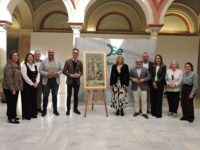 Foto de familia tras la presentación del cartel y los actos del 475 aniversario fundacional de la Vera Cruz de Salteras, en la Casa de la Provincia.