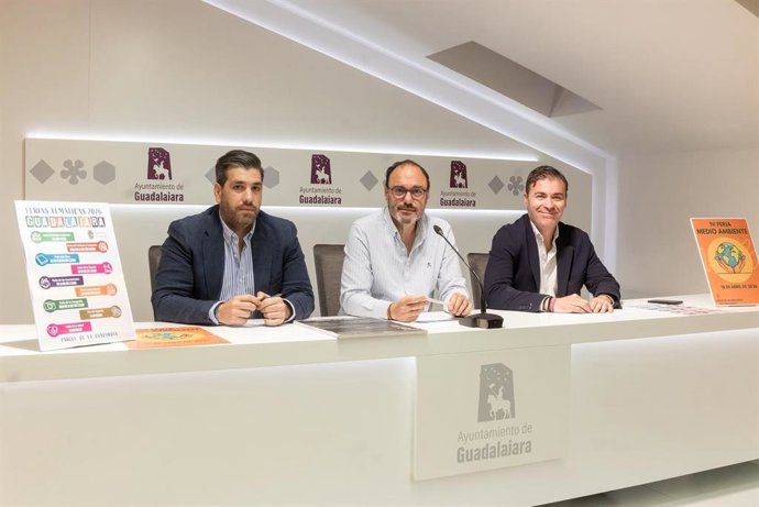 El concejal de Participación Ciudadana, Roberto Narro, acompañado por los concejales José Luis Alguacil y David García.