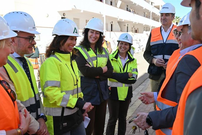 La consejera de Fomento, Articulación del Territorio y Vivienda de la Junta de Andalucía, Rocío Díaz, durante su visita a las obras de rehabilitación del complejo residencial Costa Toyo.