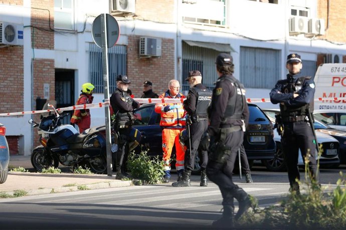 Agentes de la Policía Nacional, junto a un facultativo del 061 y un bombero, en el lugar del asesinato de una mujer a manos de su expareja en el barrio de la Fuensanta de Córdoba.