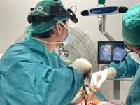 Centro Teknon corrige una escoliosis severa con una técnica "mínimamente invasiva" a una paciente de 80 años