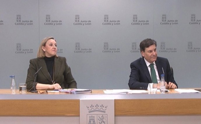 Archivo - La consejera de Familia e Igualdad de Oportunidades, Isabel Blanco, y el consejero de Economía y Hacienda y portavoz, Carlos Fernández Carriedo, en rueda de prensa posterior al consejo