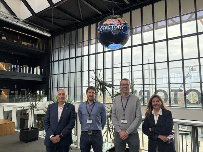 El Business Unit Manager de Thinex Rotimpres, Marc Vizern, la directora general del CZFB, Blanca Soriqué, y el presidente ejecutivo del concorcio, Pere Navarro.