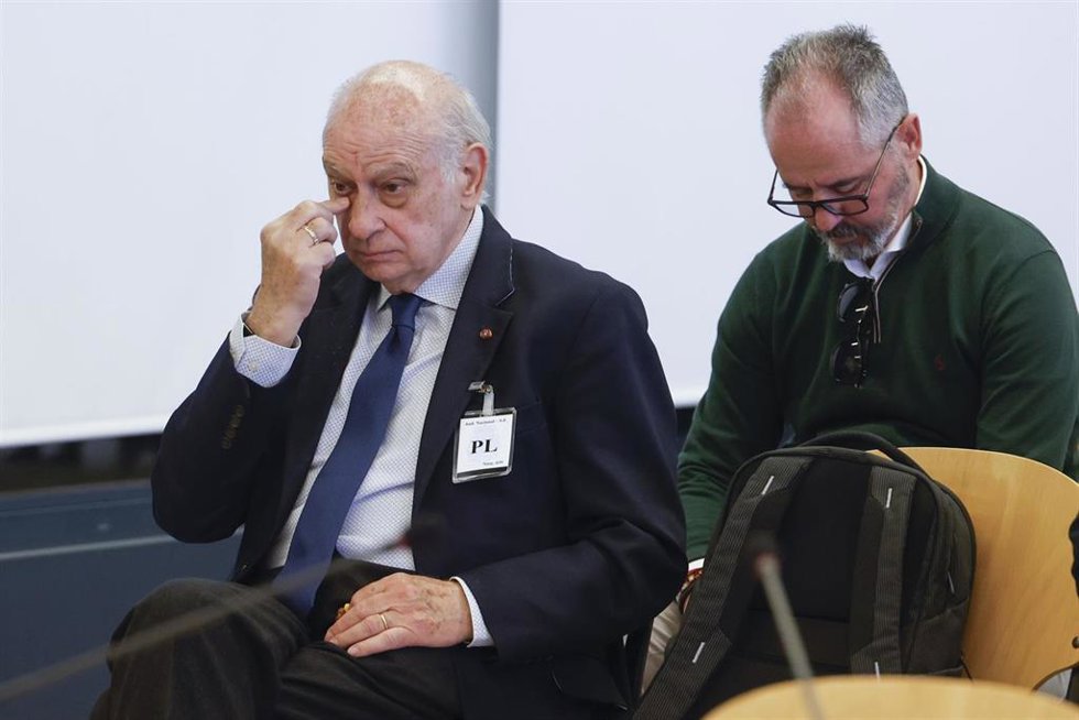 El exministro del Interior Jorge Fernández Díaz (i) durante el primer día del juicio de la Operación Kitchen, en la Audiencia Nacional, a 6 de abril de 2026, en San Fernando de Henares, Madrid (España). 