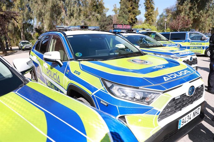 Archivo - Vehículos de la Policía Local de Sevilla en imagen de archivo