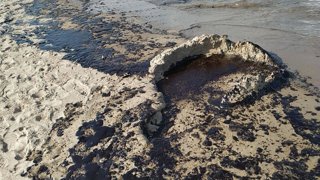 Archivo - Playa con chapapote