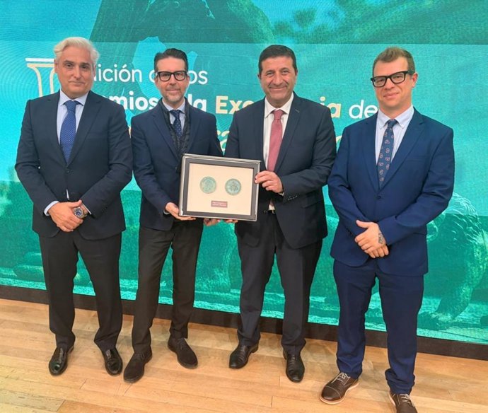 El teniente de alcaldesa de Transformación Digital en el Ayuntamiento de Jerez de la Frontera, José Ignacio Martínez, recibiendo el Premios a la Excelencia de la Administración Local en Andalucía por la creación de Nexur