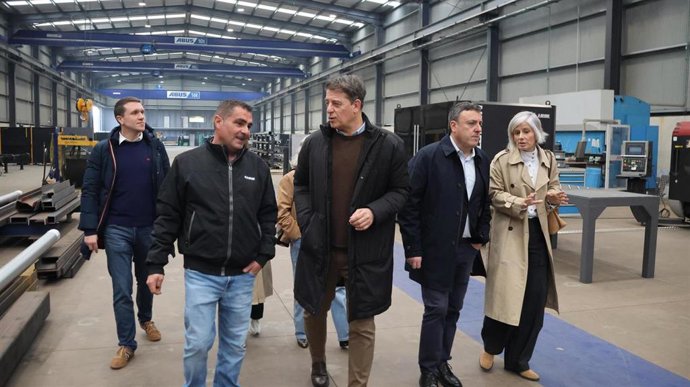 El secretario xeral del PSdeG, José Ramón Gómez Besteiro, junto al alcalde de As Pontes, Valentín Formoso, en una visita a la empresa Prometal de la localidad