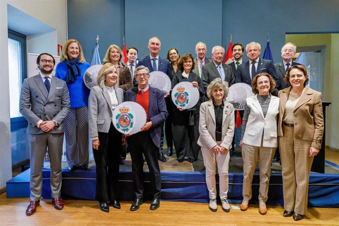 La presidenta y directora general de la Fábrica Nacional de Moneda y Timbre (FNMT), Isabel Valldecabres; la presidenta del Consejo de Estado, Carmen Calvo, y el alcalde de Segovia, José Mazarías, entre otras autoridades en la presentación de la moneda.