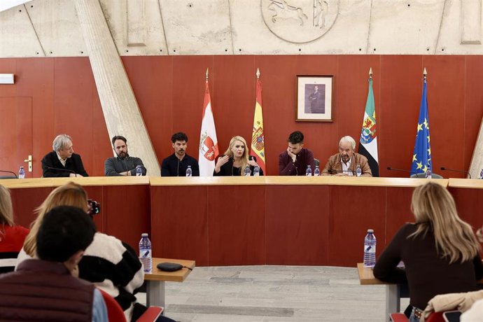 Familiares de Francisca Cadenas, junto con su abogada, Verónica Guerrero, y Paco Lobatón, atienden a los medios tras declarar ante el juzgado de instrucción