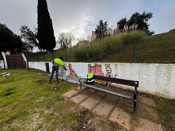 Archivo - Un operario municipal trabaja en la eliminación de pintadas.