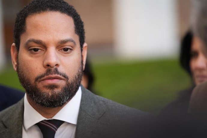 Archivo - Arquivo - O secretário-geral do Vox, Ignacio Garriga, no Parlamento da Andaluzia. Em 8 de janeiro de 2025, em Sevilha (Andaluzia, Espanha). O secretário-geral do Vox, Ignacio Garriga, atende à imprensa no Parlamento da Andaluzia, para