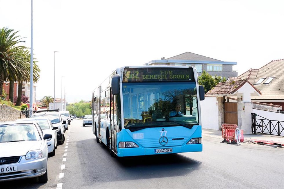 Archivo - Un autobús pasa por la calle General Dávila de Santander.- Archivo