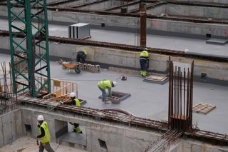 Varios trabajadores en las obras.