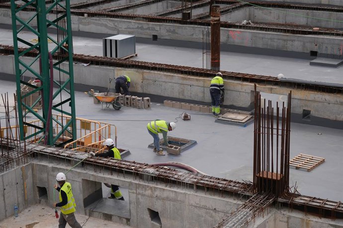 Varios trabajadores en las obras.