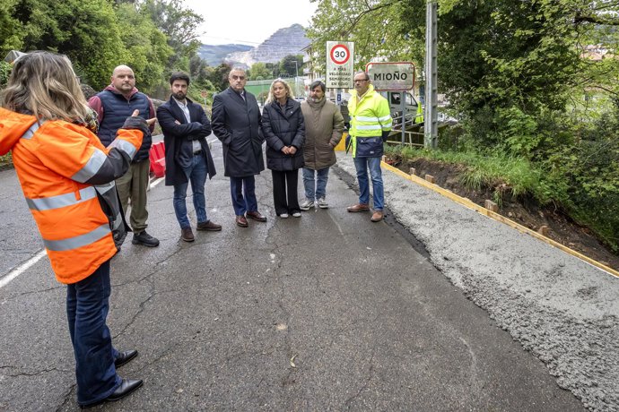 El consejero de Fomento, Roberto Media, visita las obras de emergencia de Mioño