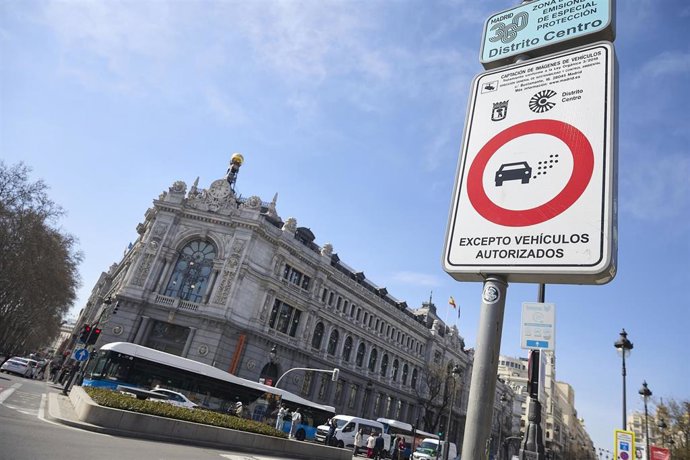 Cartel de Zona de Bajas Emisiones, en la Plaza de Cibeles, a 19 de marzo de 2026, en Madrid (España).