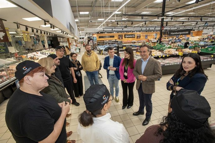 El alcalde de Camargo, Diego Movellán, visita el centro comercial Carrefour Valle Real