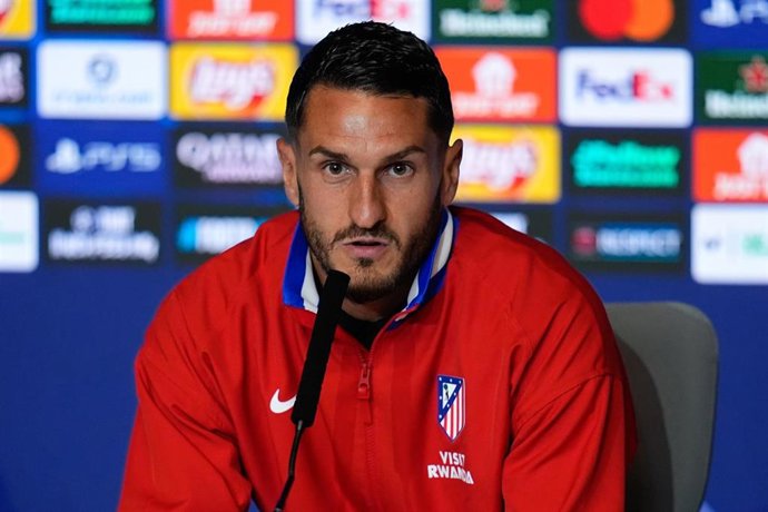 El capitán del Atlético de Madrid, Koke Resurrección, atiende a la prensa.