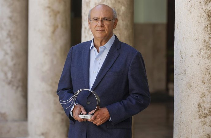 Archivo - El periodista nicaragüense galardonado con el Premio Llibertat d'Expressió 2023, Carlos F. Chamorro, posa con su galardón durante la presentación de la 42 edición de los Premios Llibertat d'Expressió, a 3 de mayo de 2023, en Valencia, Comunidad 