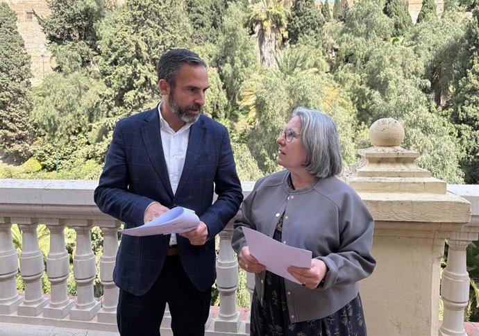 El portavoz socialista en el Ayuntamiento de Málaga, Daniel Pérez, y la concejala socialista Mari Carmen Sánchez