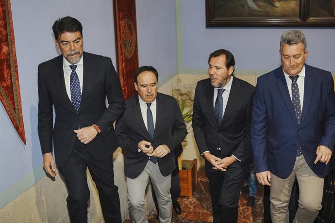 De izquierda a derecha, Luis Barcala, Juanfran Pérez Llorca, Óscar Puente y Vicente Martínez Mus, este lunes en el Ayuntamiento de Alicante, donde se ha presentado el proyecto del futuro Parque Central