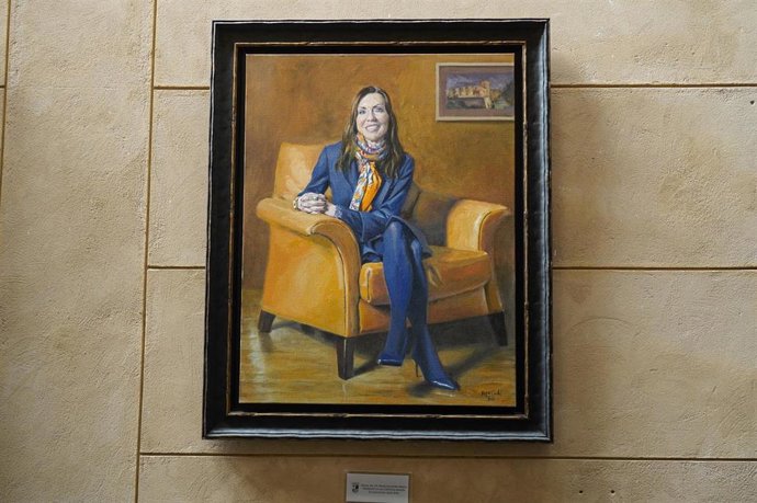 Retrato de la ex presidenta de las Cortes de Aragón Marta Fernández (2023-2026), colgado en la galería contigua al hemiciclo de La Aljafería.