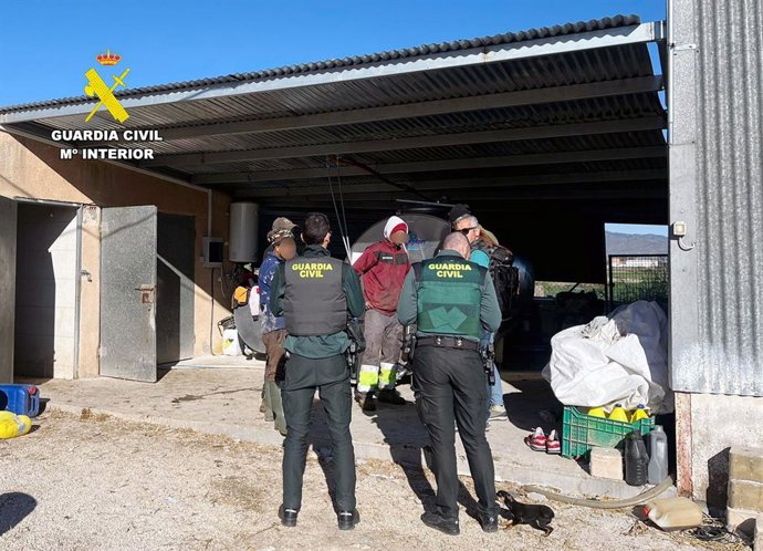 Agentes de la Guardia Civil en una de las inspecciones