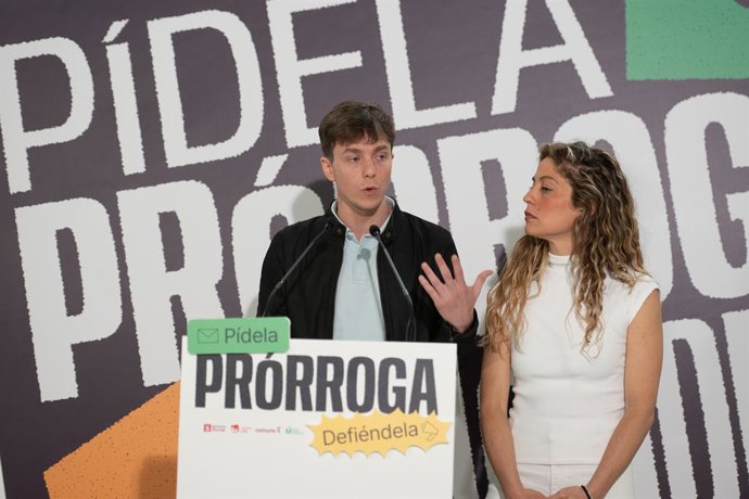 A coordenadora geral do Sumar, Lara Hernández, e o vereador do Más Madrid, Eduardo Rubiño, durante uma coletiva de imprensa dos representantes da aliança política formada pelo Movimiento Sumar, Comuns, Más Madrid e IU, em 13 de abril de 2026, em Madri