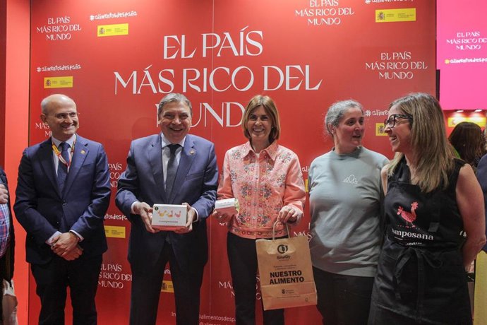 El ministro de Agricultura, Luis Planas, y la diputada Magdalena Rodríguez, con las dos productoras segovianas en la primera jornada de Gourmet.