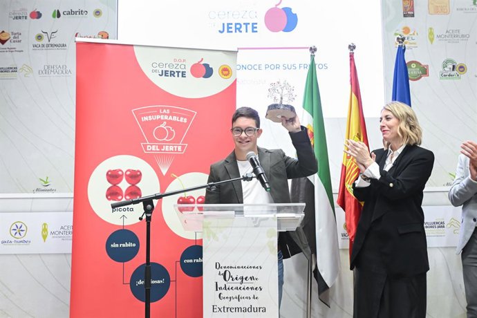 El 27 veces campeón del mundo de natación adaptada, Guillermo Gracia, recibe el Premio Picota de la DOP Cereza del Jerte de manos de la presidenta en funciones de la Junta de Extremadura, María Guardiola