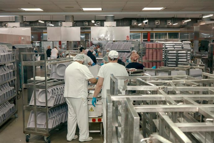 Archivo - Imagen de archivo de personas trabajando en una cocina.