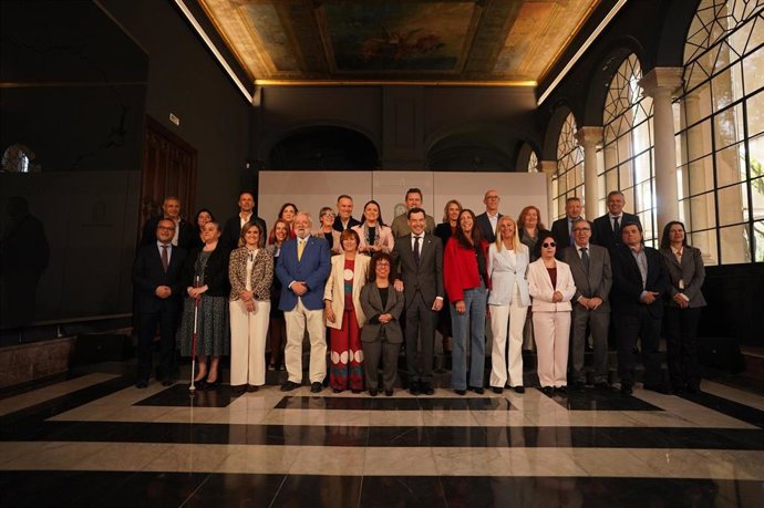 El presidente de la Junta de Andalucía, Juanma Moreno, con autoridades y representantes de Cermi-Andalucía, en la foto conmemorativa del encuentro, celebrado en San Telmo.