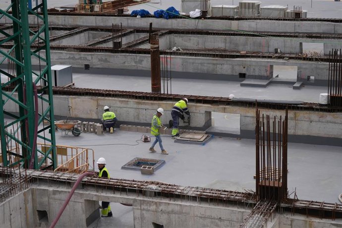 Varias personas trabajan en una obra