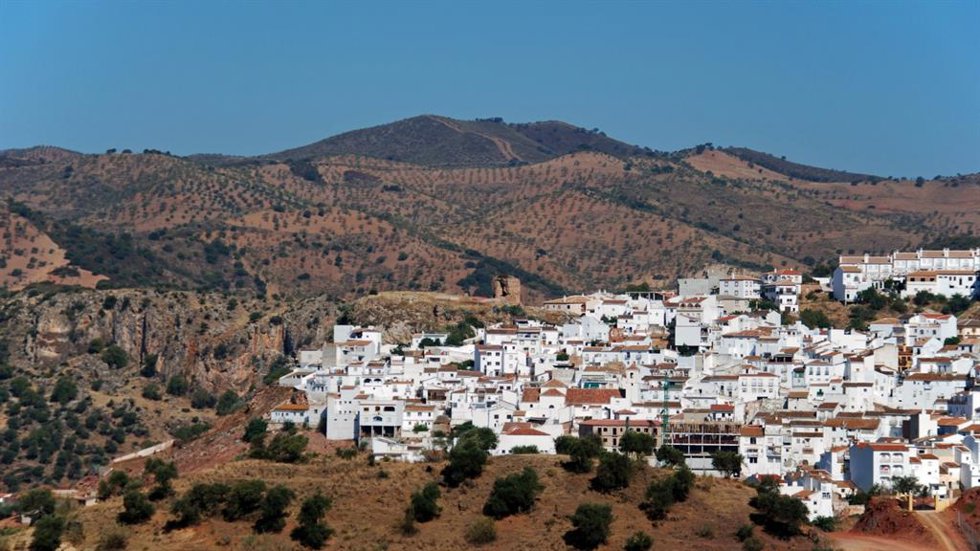 El plan 'Alpujarra Conectada', con un presupuesto de 5,1 millones de euros, será cofinanciado con 4,3 millones del Feder, y cubrirá 27 municipios almerienses y 24 granadinos mediante un convenio entre las Diputaciones. Las
