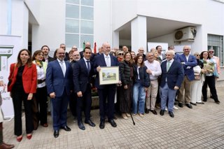 Foto de familia en el acto homenaje a Juan Eslava Galán (5i), que da nombre al Instituto Provincial de Educación Permanente (IPEP) de Jaén. 