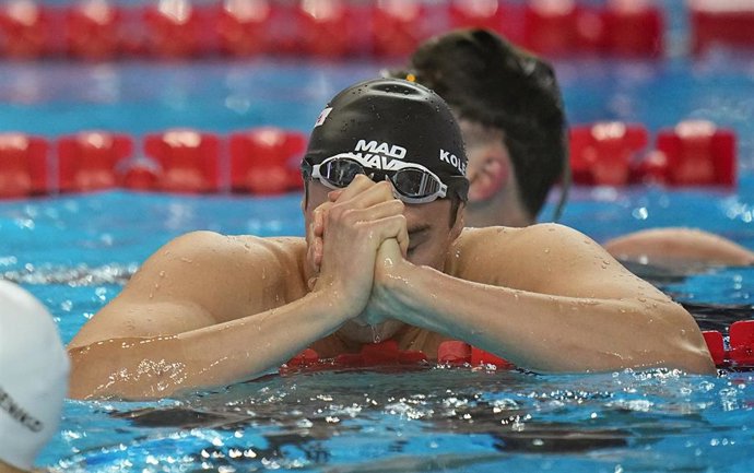 Archivo - El ruso Kliment Kolesnikov tras ganar el oro en los 50 espalda del Mundial de Singapur en 2025