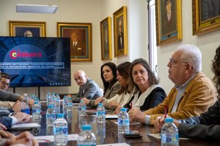 La consejera de Sostenibilidad y Medio Ambiente, Catalina García (2d), en la reunión con responsables de la Cámara de Comercio, Industria y Servicios de Linares.