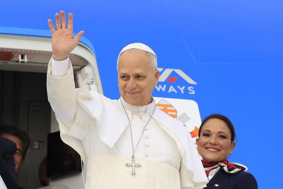 El Papa León XIV entrando al avión con destino a Argelia.
